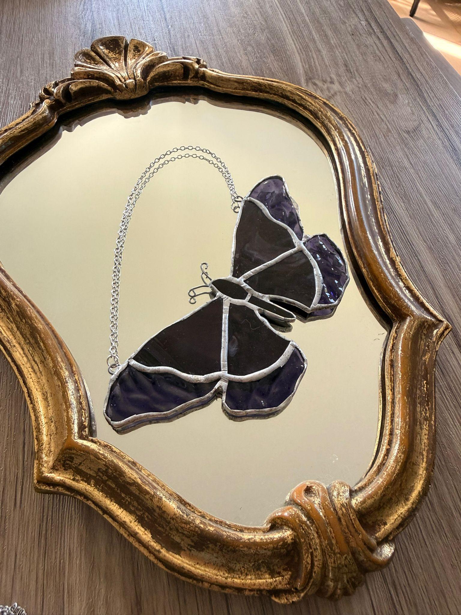 Vitrail en forme de papillon de nuit aux teintes sombres