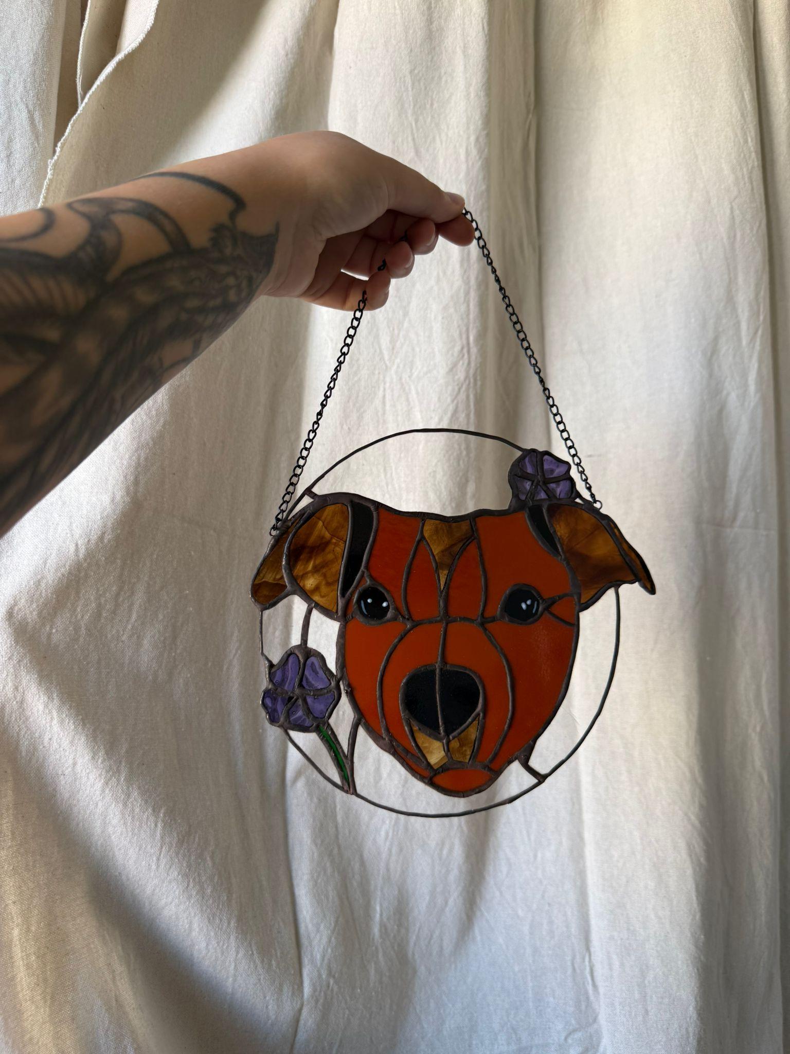 Vitrail représentant le portrait d'un chien entouré de fleurs