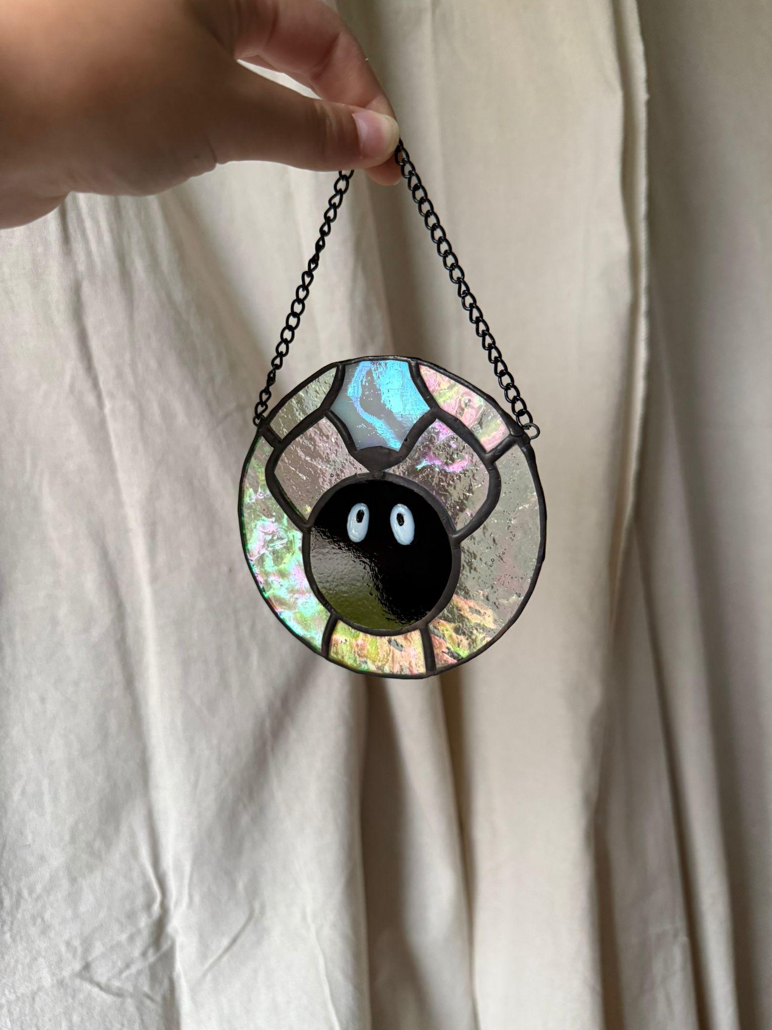 Verre irisé aux reflets changeants, sélectionné pour sa lumière
