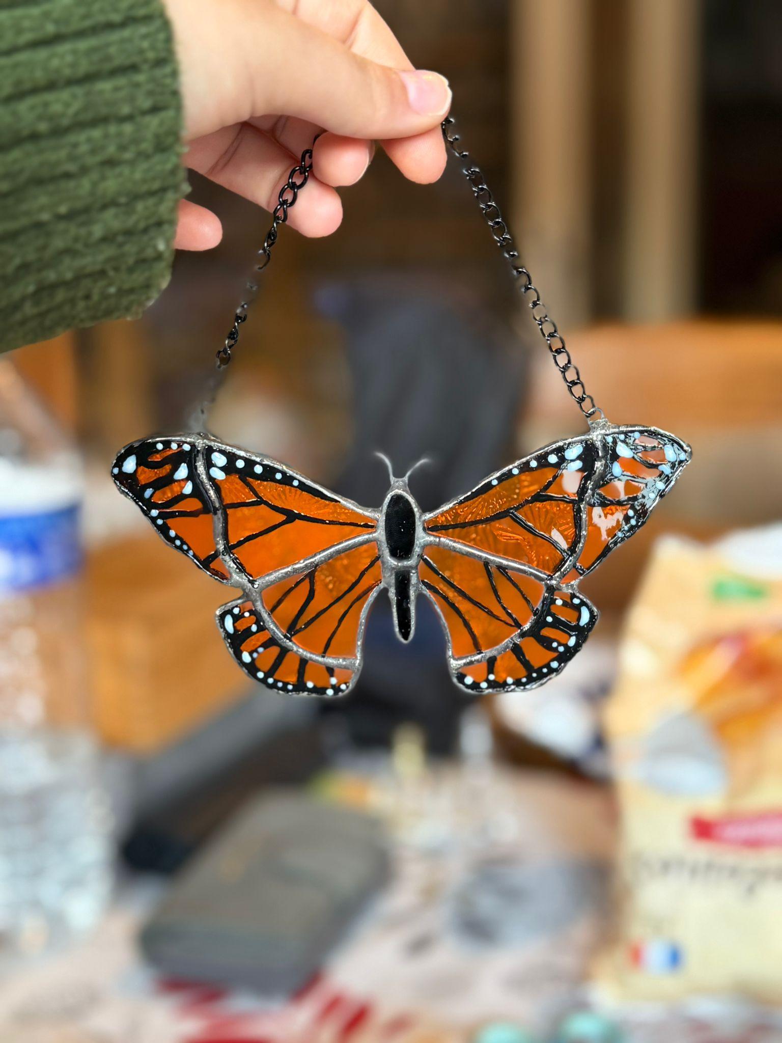Vitrail papillon monarque suspendu, œuvre finale traversée de lumière
